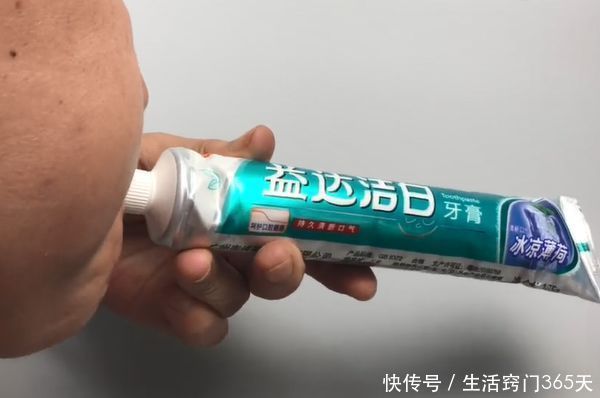 牙膏管|用了30年的牙膏，才知道往牙膏里吹一口气，一年能省下不少钱！