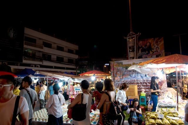 三兄弟|泰国清迈夜市成游客必打卡项目，为吸引中国游客，摊主各出奇招