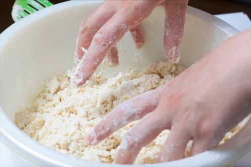 油酥|早餐店的葱油饼为啥好吃?详细做法教给你,层层起酥,放凉也不硬