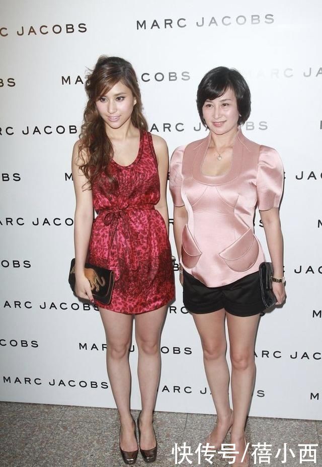 穿搭|何超琼换了清爽短发减龄至少20岁，穿粉色上衣配短裤，秀出豆腐腿