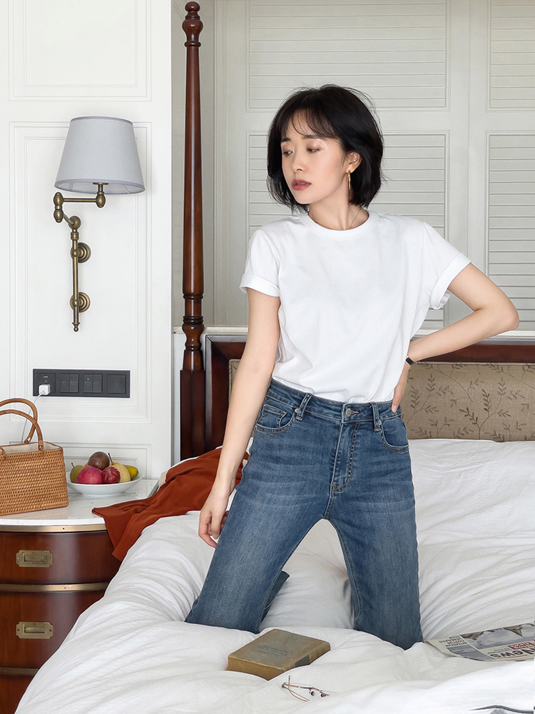 美眉|姚晨真懂“抢镜”,白T恤配外套休闲随性,T恤扎进裤子里好显高