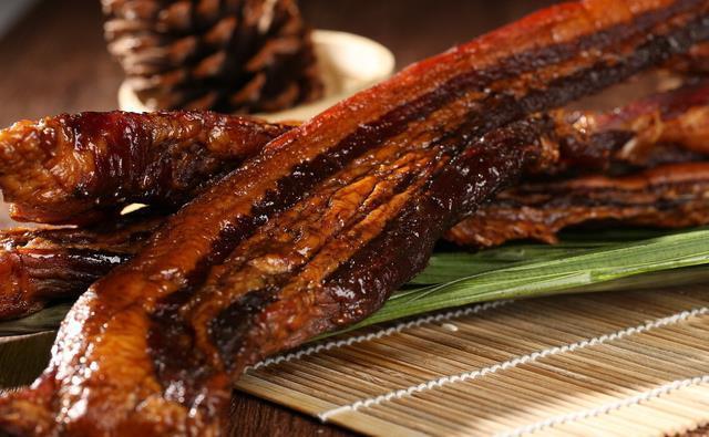  冬天|冬天里家中必备的腊肉，这样腌制才对，看着就有过年的气息