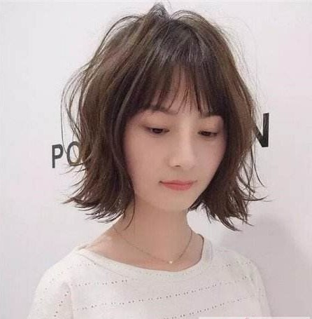 头发 女人过了30岁,别总留长发!试试“齐下巴烫”发型,时髦显脸小