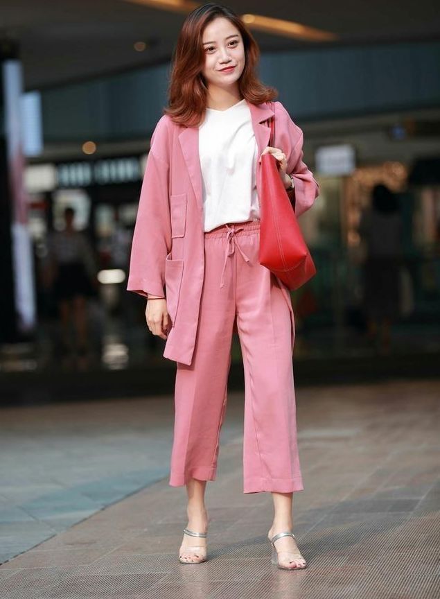 街拍:惠质兰心的小姐姐,一身潮流时尚的穿搭,尽显优雅的女神范