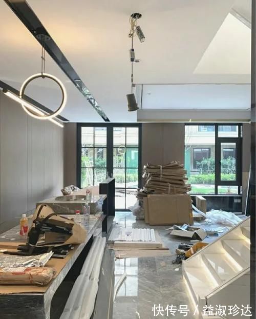 联排|联排别墅施工中，一个楼梯造价就3万，背景墙装岩板，大气上档次