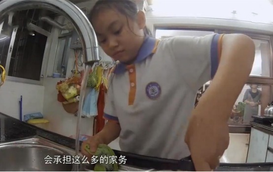 女儿|11岁“佣人女儿”引争议,家务多到做不完,亲妈却嘲讽:真磨蹭