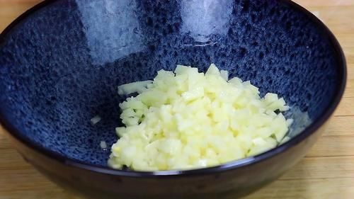 1个洋葱，1个土豆，经常这样做，好看好吃，上桌就扫光