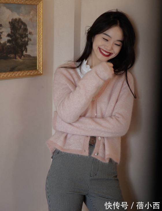 小姐姐|谁说“奶奶衫”很老气?那是你不会搭,这些时髦搭配思路一定要学