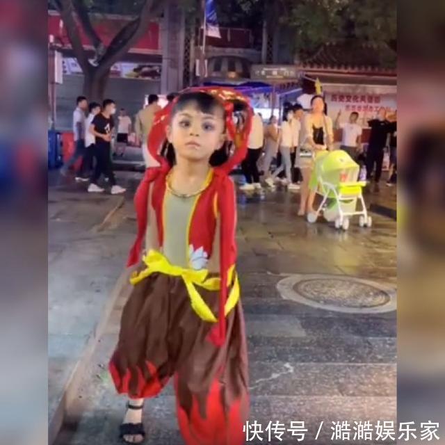 女童模仿哪吒火了，惟妙惟肖似是从动画片里走出，网友哪吒转世