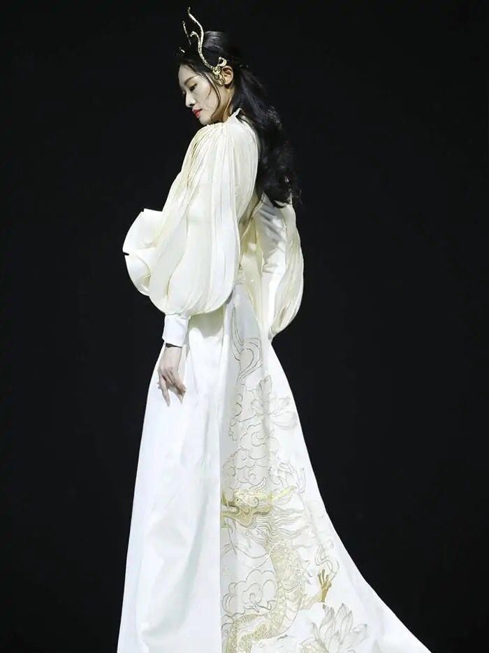 巴黎时装不算什么,当中国汉服走上国际时装周,外国人都被惊艳了