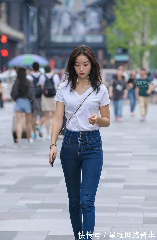 线条|短裤搭配白色上衣，时髦又好看，展现腿部线条之美