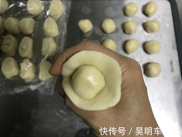 做酥点不用猪油也能酥掉渣，咬一口满嘴香，放三天不变样，吃不够