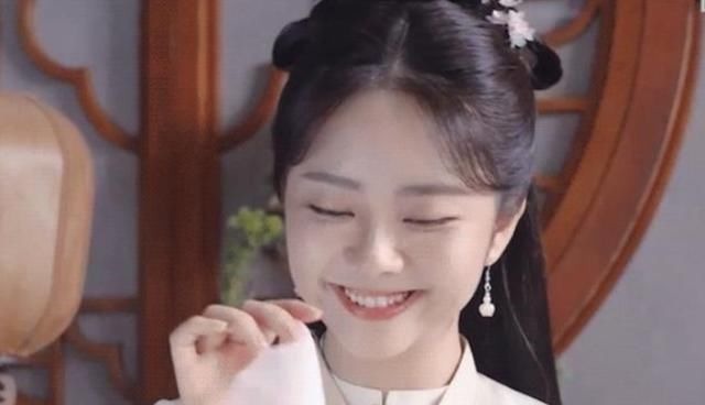 谭松韵跟李沁《跑男9》同框,都是30岁,生图下的颜值把我看愣了