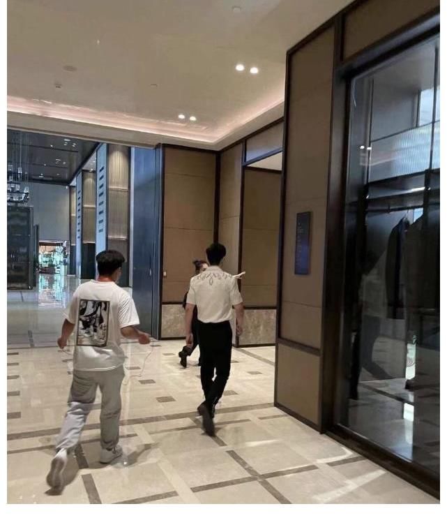 b黃曉明曬美食，有baby喜歡的紅燒肉，疑似小海綿的碗勺呆萌出鏡