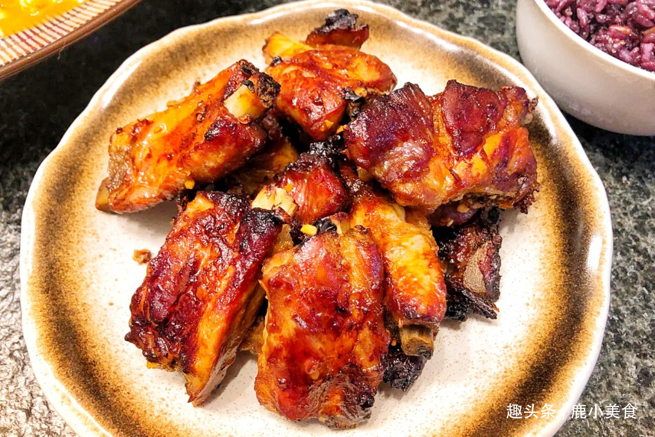 老父亲惯用的蒜香排骨“腌制配方”，外酥里嫩，蒜香十足，真美味