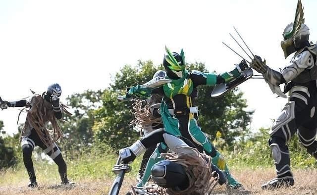 讲武|假面骑士圣刃剧场版追加图透 仁叔:令和年轻人不讲武德玩群殴