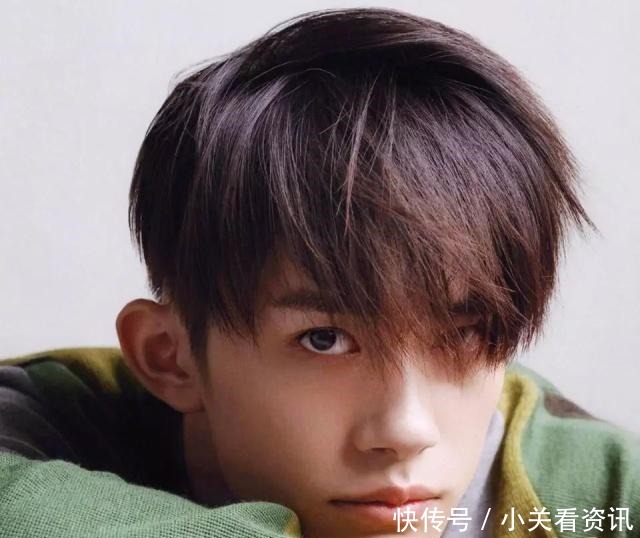 千玺成为美术生写生头像的范本,因为他鼻子和下巴的距离有些说法