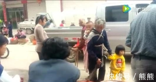 批发|农村集市卖货老人藏“猫腻”,难道是坏人变老了