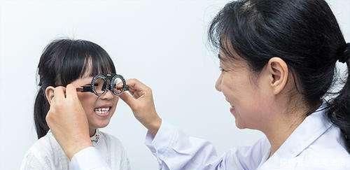 斜视|宝妈有话说,5岁男童老玩这类玩具,导致黑眼珠逐渐“消失”,家长要注意