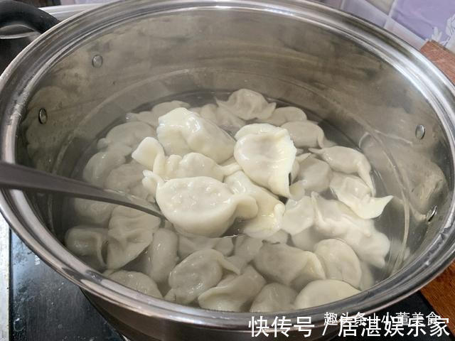 煮饺子时,凉水下锅还是热水下锅搞错的人很多,难怪饺子总破皮