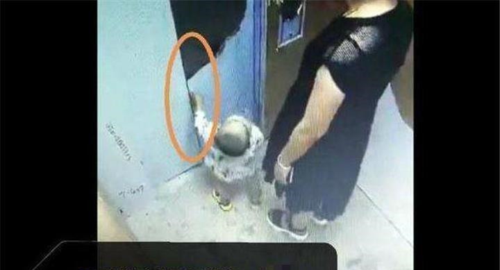 孩子|熊孩子电梯“恶作剧”,奶奶护犊子讨人嫌,女孩巧妙“一招制胜”