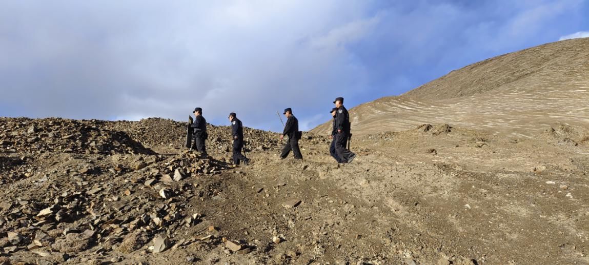 新疆|新疆大红柳滩边境警务站——喀喇昆仑山海拔5000余米处，五星红旗在飘扬