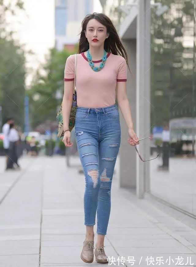 长裤 灰绿色长袖T恤搭配黑色打底裤,修饰身材比例,更显气质