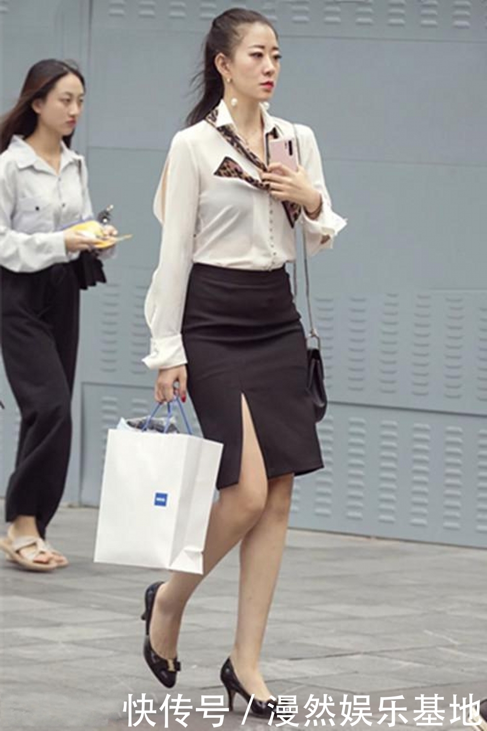 姑娘穿时尚黑色挂脖上衣,优雅又高级