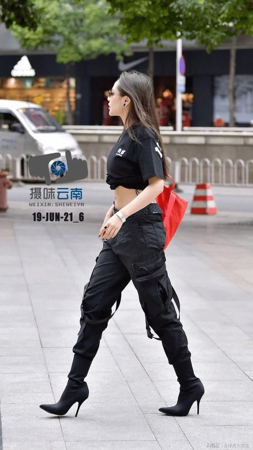 软妹子|露脐T恤搭配机车裤，凸显美女凹凸有致好身材！