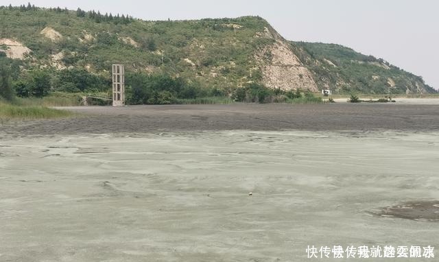 黑铁山东麓有个干涸的水库，不知做什么用只剩芦苇在风中摇曳