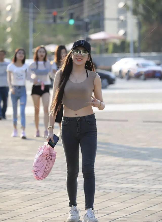低腰裤|为何偏爱“低腰裤”？年轻女孩有话说，时髦洋气又显线条美！