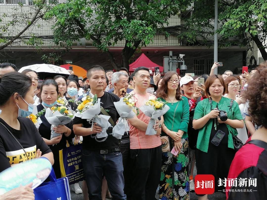 封面新闻|成都中考结束，7月2日公布成绩 家长鲜花迎接考生出场