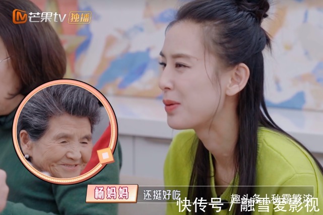 婆婆|黄圣依给婆婆洗澡,陈松伶跪地为婆婆穿鞋,孝顺背后是老公的差距