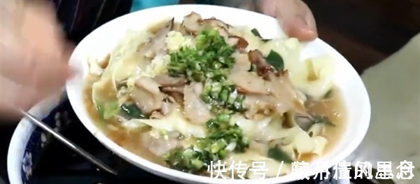 辣子|临洮小哥卖热凉面,一碗面卤汁浇两遍,有客人开车300公里过来吃!