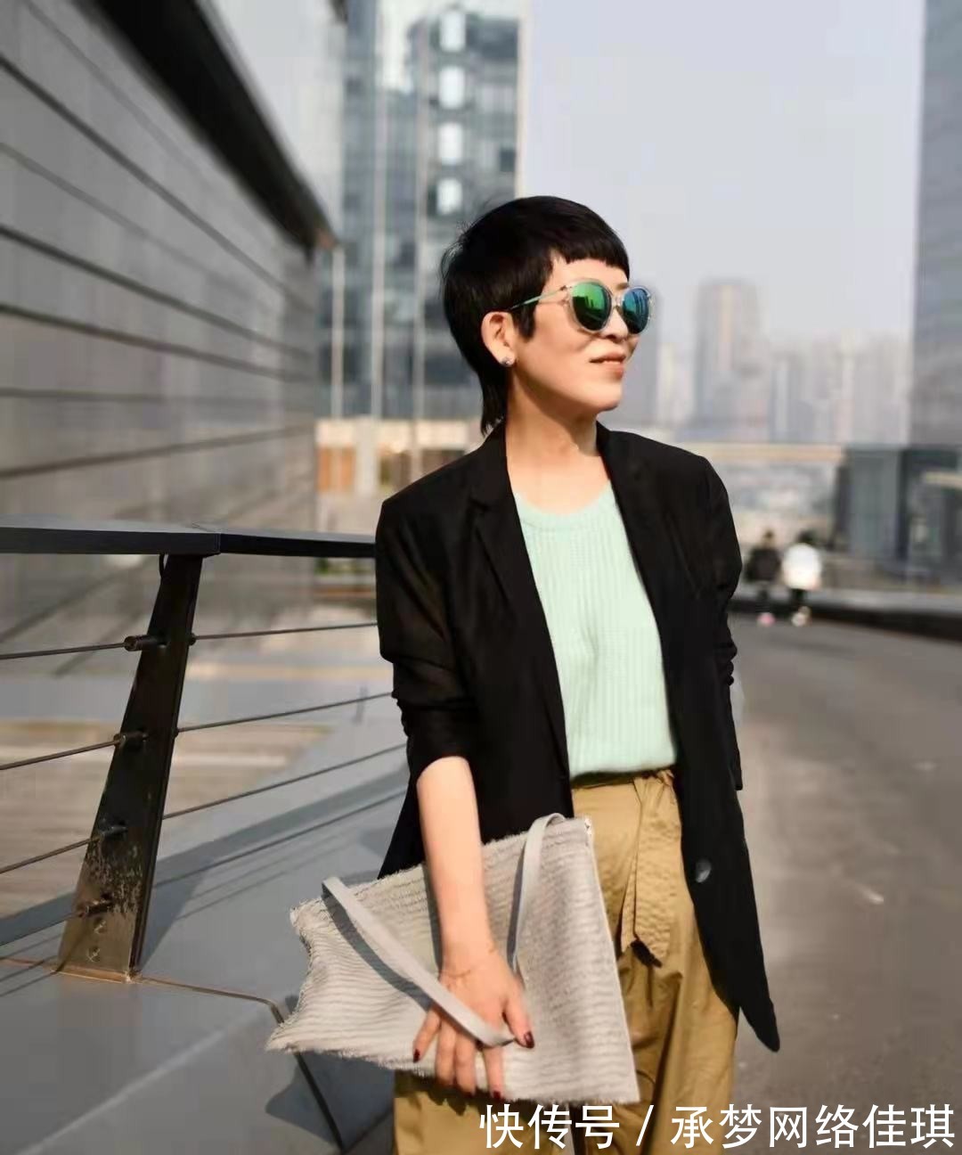 牛油果绿 五六十岁的女人,可以多穿这些“亮丽色”,高级优雅还减龄