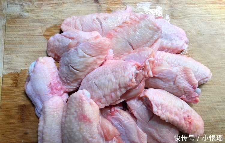鸡翅这样做,鲜嫩多汁,好吃到舔手指,做法用料超简单