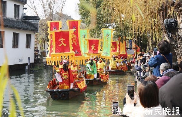 苏州周庄举办水上“迎财神”民俗活动，年味浓浓