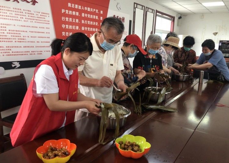 社区|古槐县前街社区开展迎端午，集体动手包粽子慰问社区居民