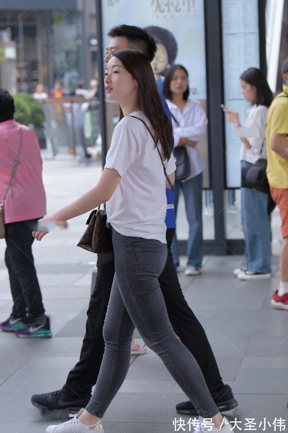 街拍|美女街拍:高颜值美女逛街,气质与颜值的结合体,笑起来那刻仿佛春天来了