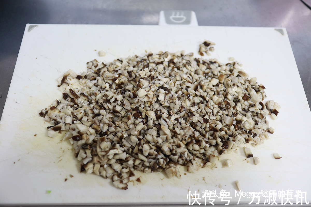 中筋面粉|打工人爱吃的素馅饺子，3种家常食材很划算，清香美味比肉受欢迎