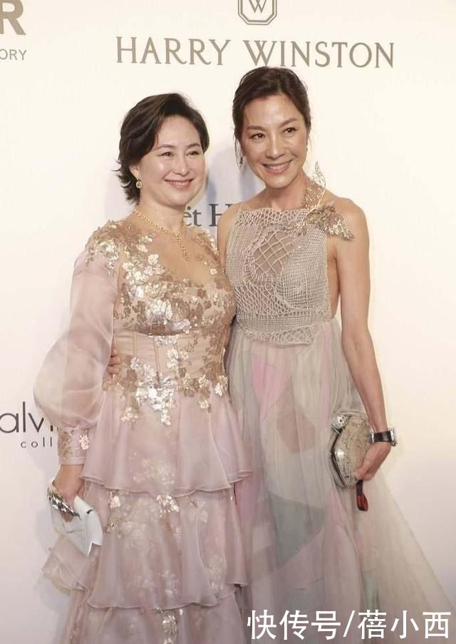 looks|何超琼根本不用扮嫩，穿浅紫色连衣裙配短卷发，气场很难被超越