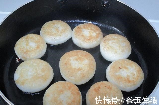 糯米粉这样做,比汤圆好吃多了,我家儿子连吃了5个才停嘴