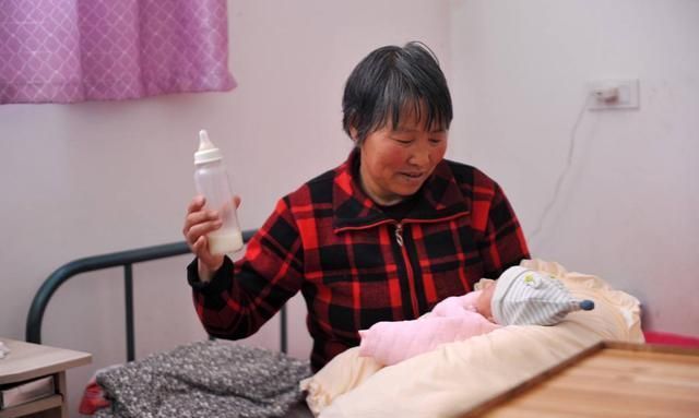 宝宝什么时候必须戒夜奶？过了这个月龄，对孩子危害很大