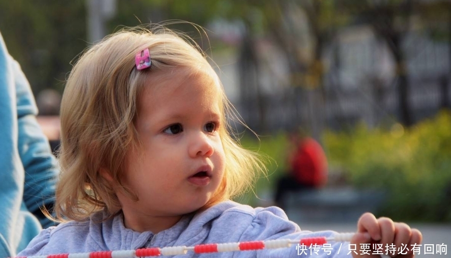 热情|不合群的小儿怎么办,要正确对待小儿的提问,家长要热情对待