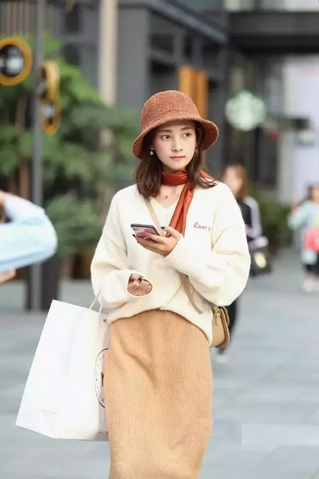 街拍:T恤配热裤的小姐姐,这样的身材,尽显优雅的女神范儿