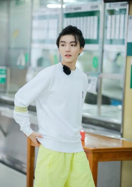 王俊凯模仿腾格尔一脸陶醉，偶像包袱掉一地，喜剧人实锤