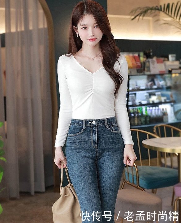 巧搭牛仔裤,让造型显得简约精致,轻松提升你的外在美