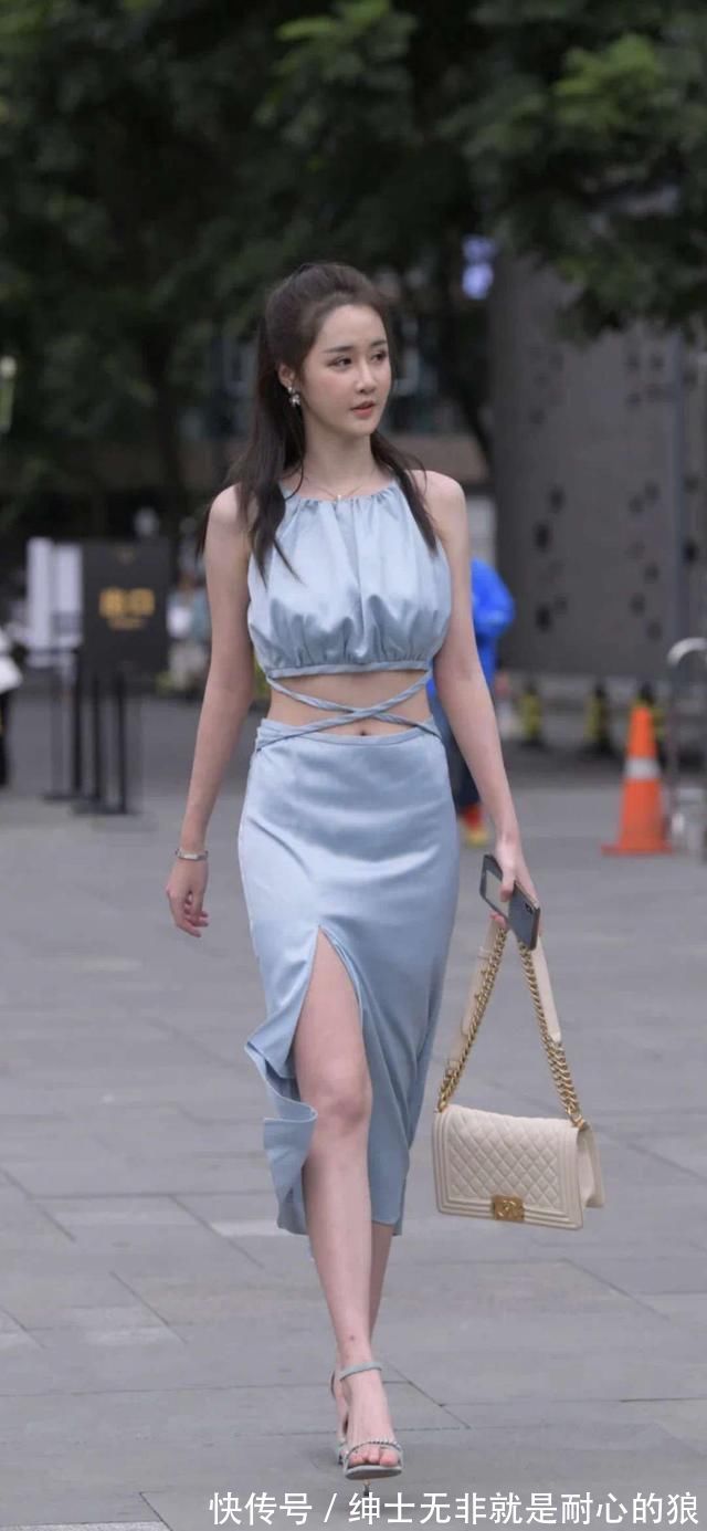 街拍|时尚街拍：蓝色精灵搭配淡绿色高跟鞋，温柔又高贵，气质感爆棚