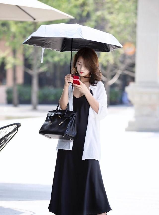 太阳帽|街拍:美女戴一个太阳帽,帅气的牛仔装搭配,看上去清新自然