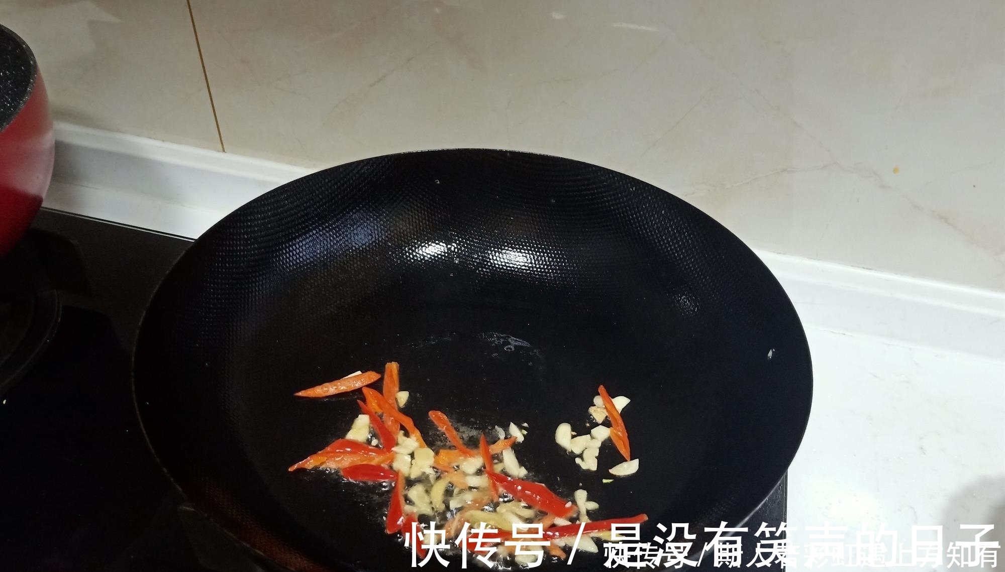 儿子|儿子不在家,老两口晚餐3个菜只花10元钱,网友:太会过日子了